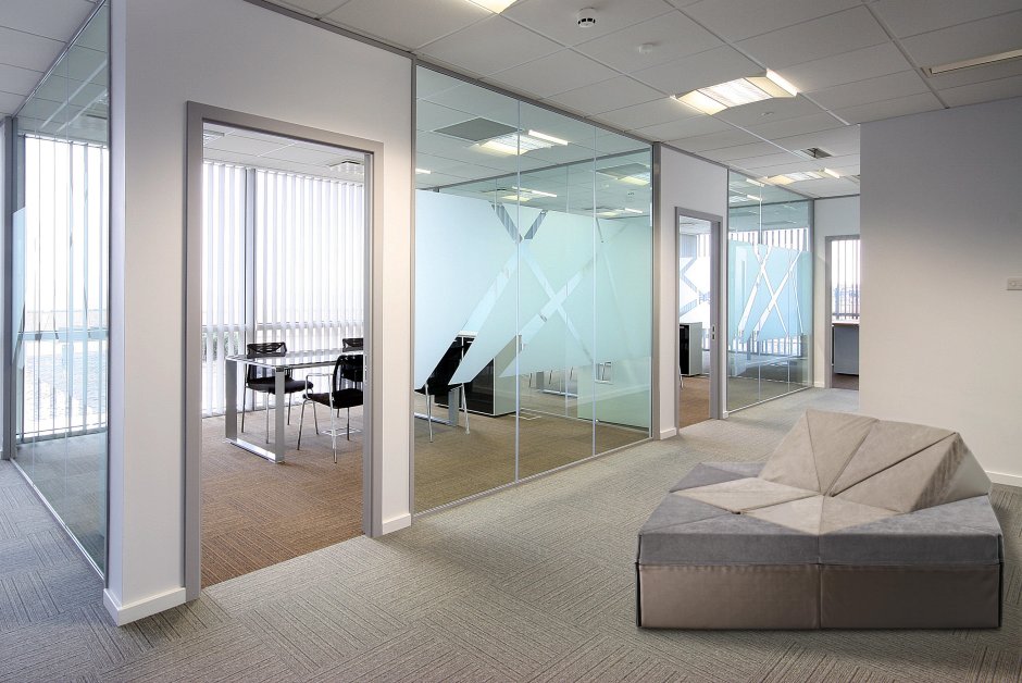 Стеклянные двери в офис