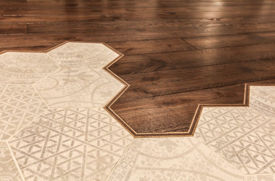 Сочетание плитки и паркета