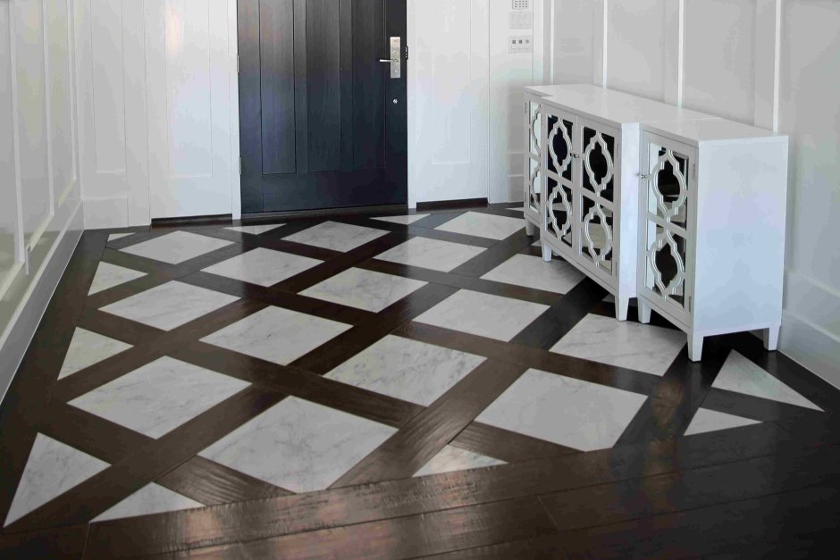 Плитка и паркет в прихожей