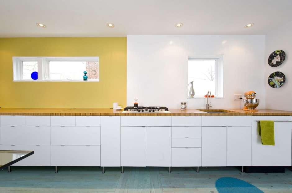 Оранжевый кухонный гарнитур без верхних шкафов