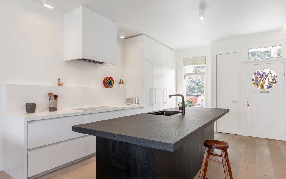 Кухня без навесных шкафов с островом