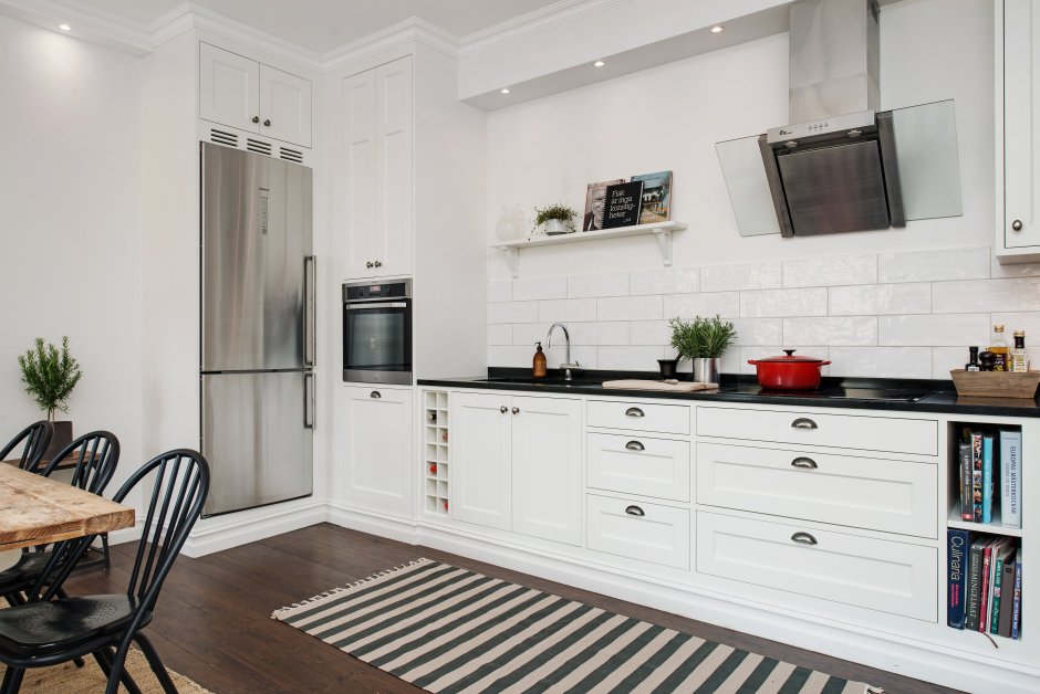 Белая кухня Сканди стиль Наклонная вытяжка