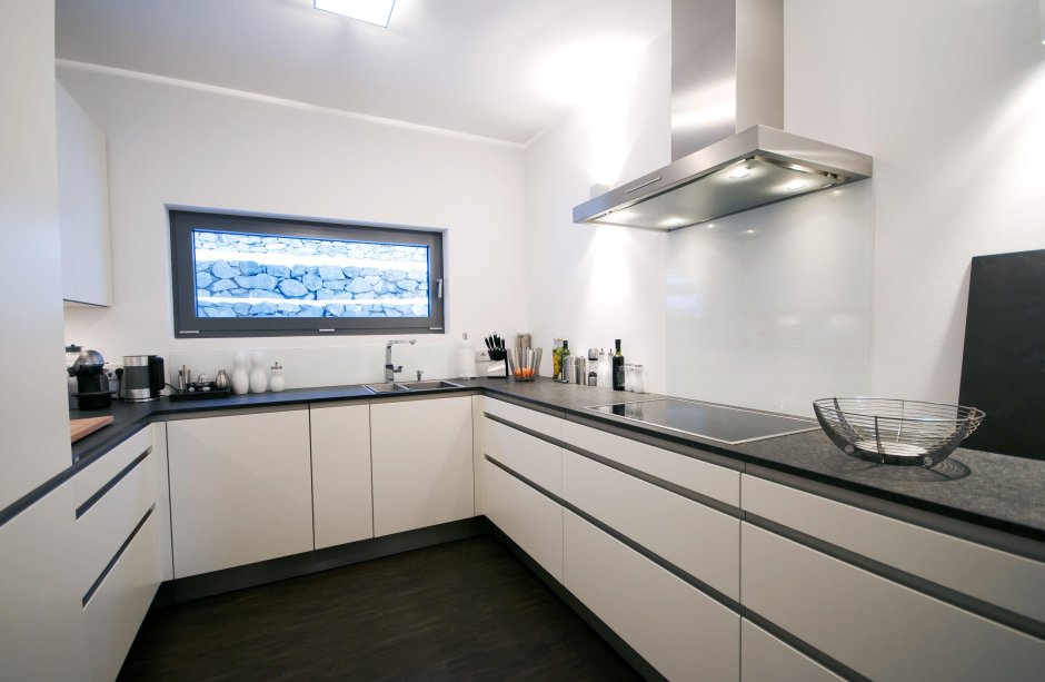 Белая кухня с темной столешницей