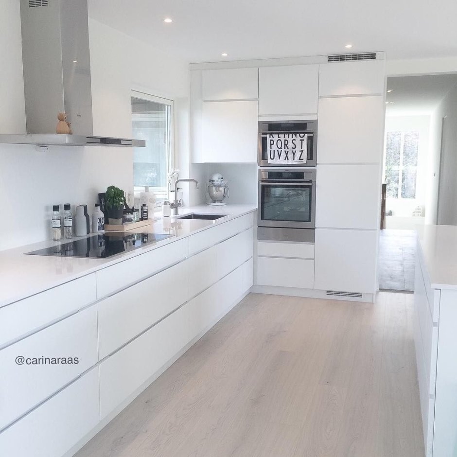 Белая кухня без верхних шкафов