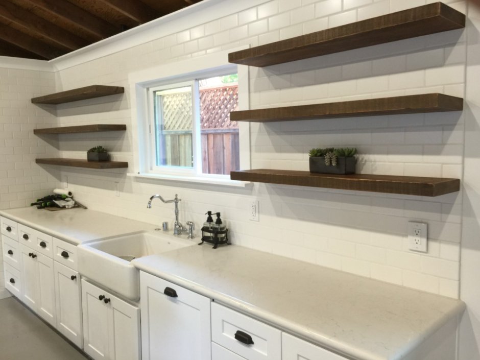 Кухонный гарнитур без верхних шкафов с полками