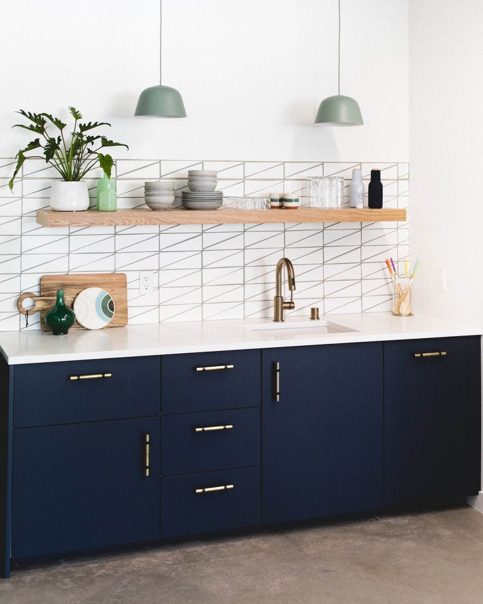 Синяя кухня без верхних шкафов