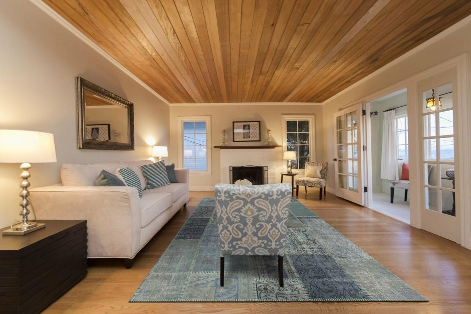 Гостиная отделанная деревом