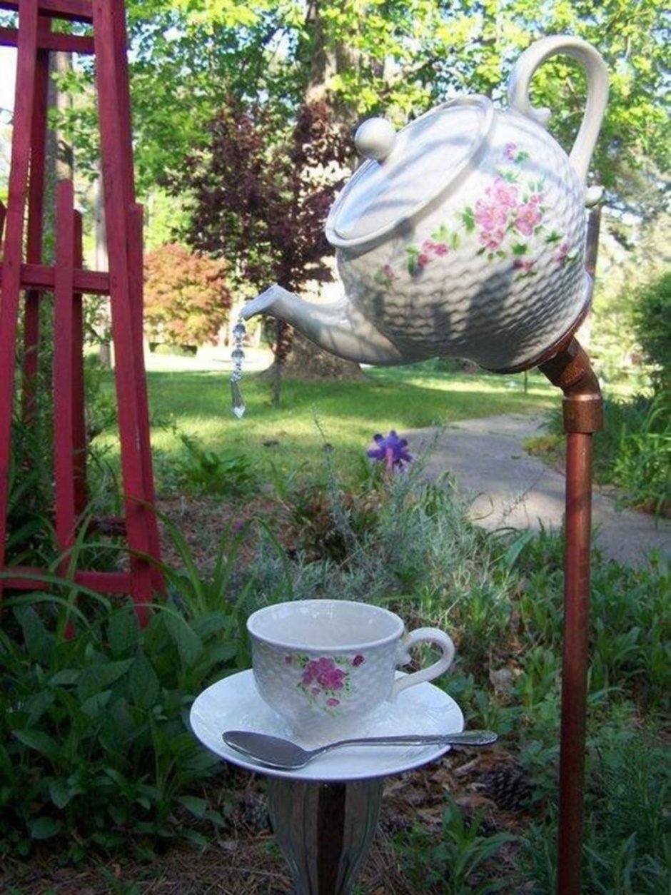 Декор для сада из старой посуды