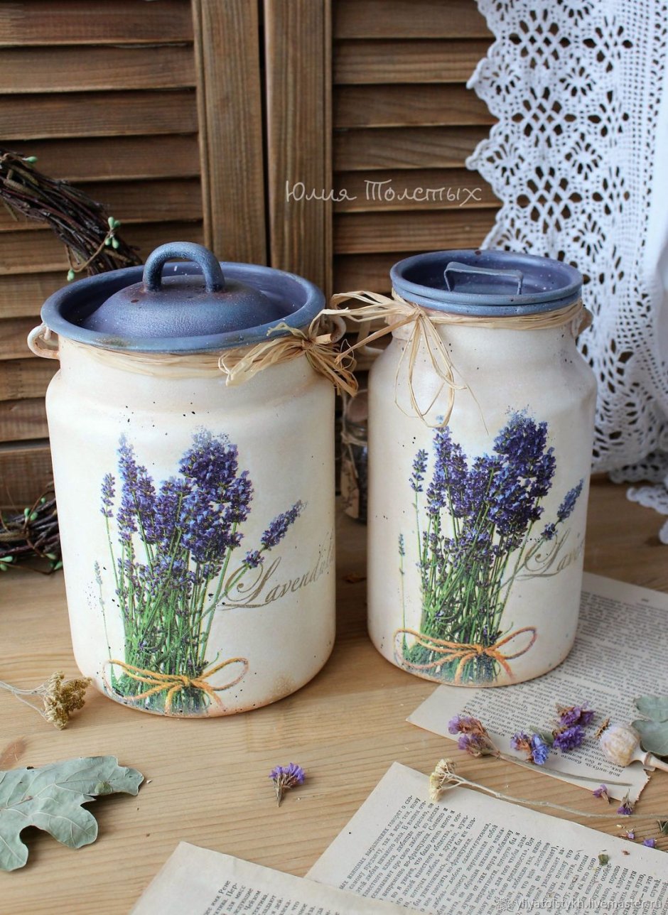 Кувшин на даче с цветами