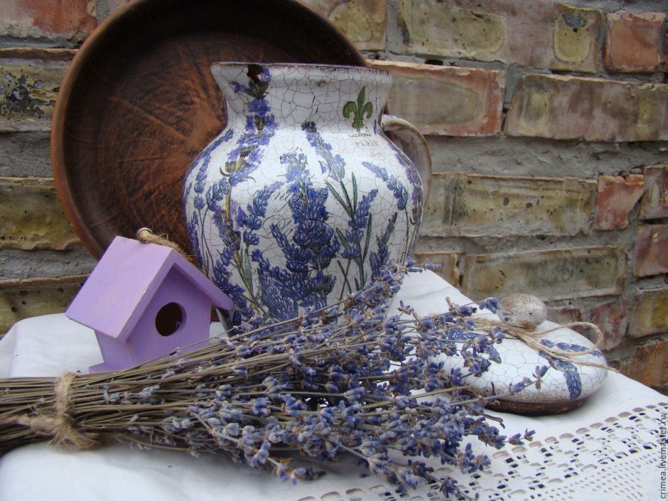 Цветочная композиция в кувшине