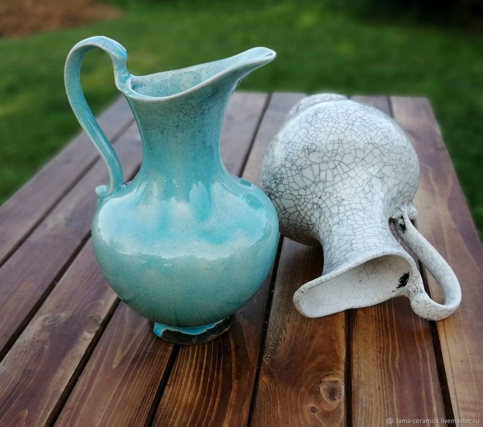 Клумба с кувшином