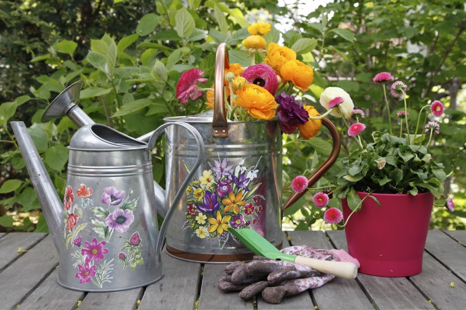 Декор клумбы камнями