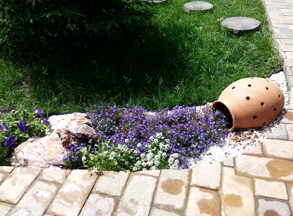 Декор с кувшином в саду