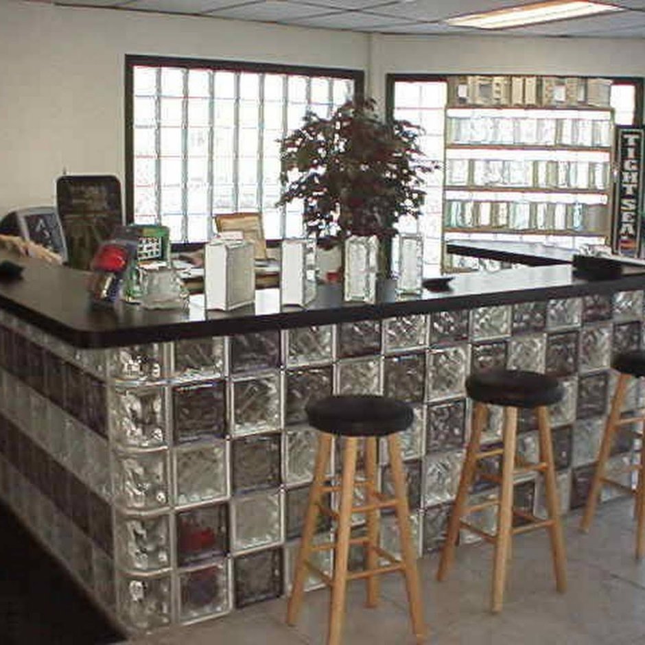 Барная стойка из стеклоблоков