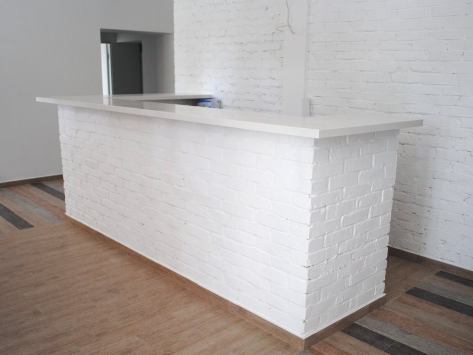Стойка ресепшн из кирпича