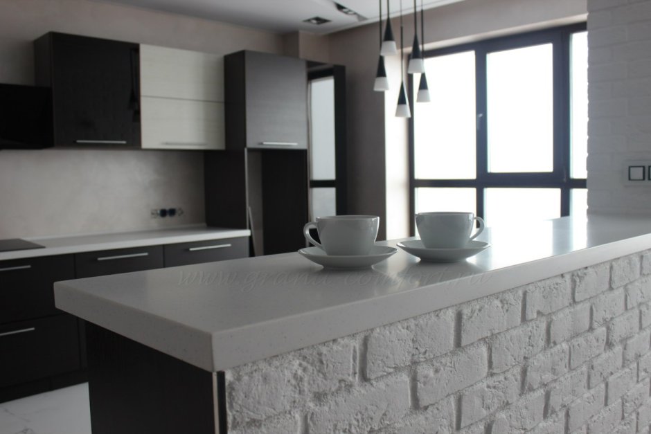 Серая каменная столешница на белой кухне