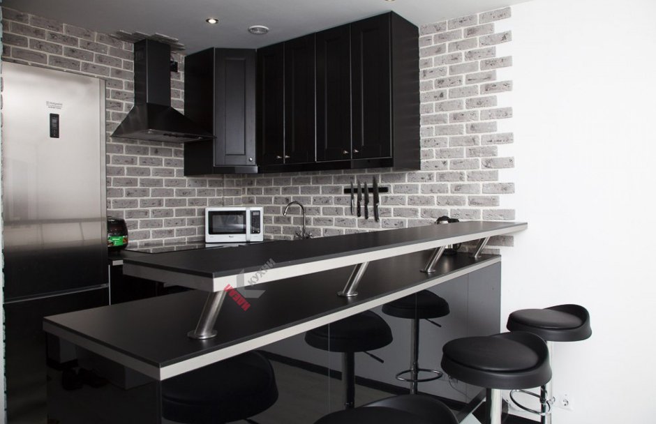 Кухня в черном стиле с барной стойкой