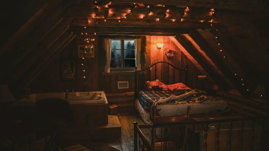 Уютный чердак с гирляндами