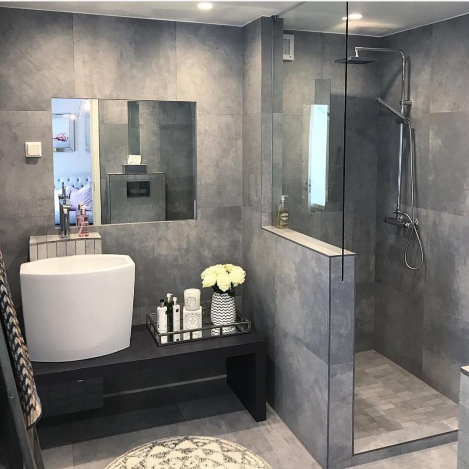 Темная плитка в маленькой ванной