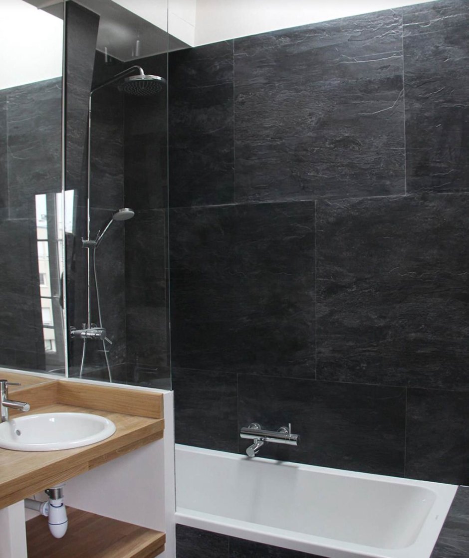 Черная плитка под камень в ванной