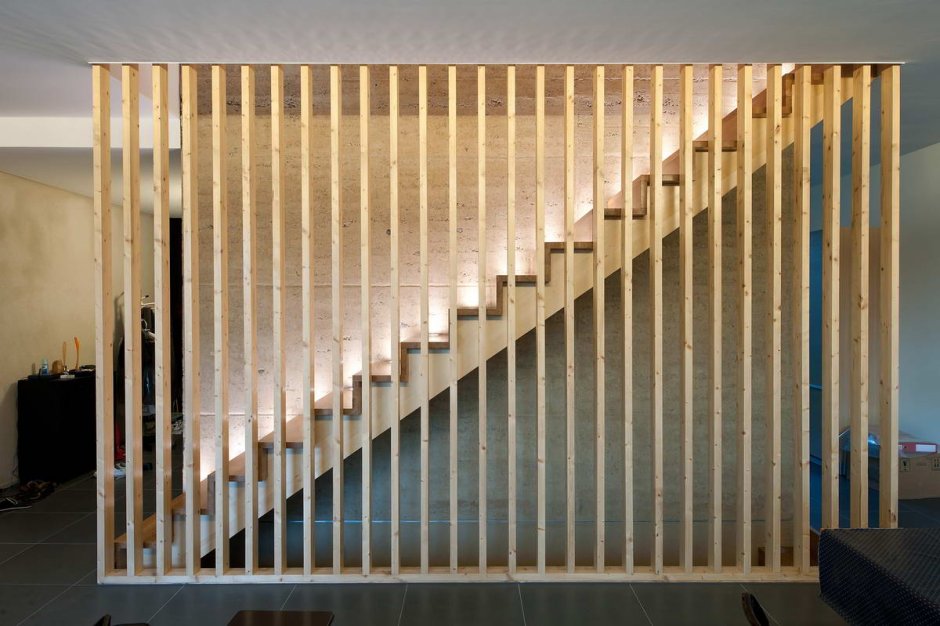 Ограждение лестницы рейками