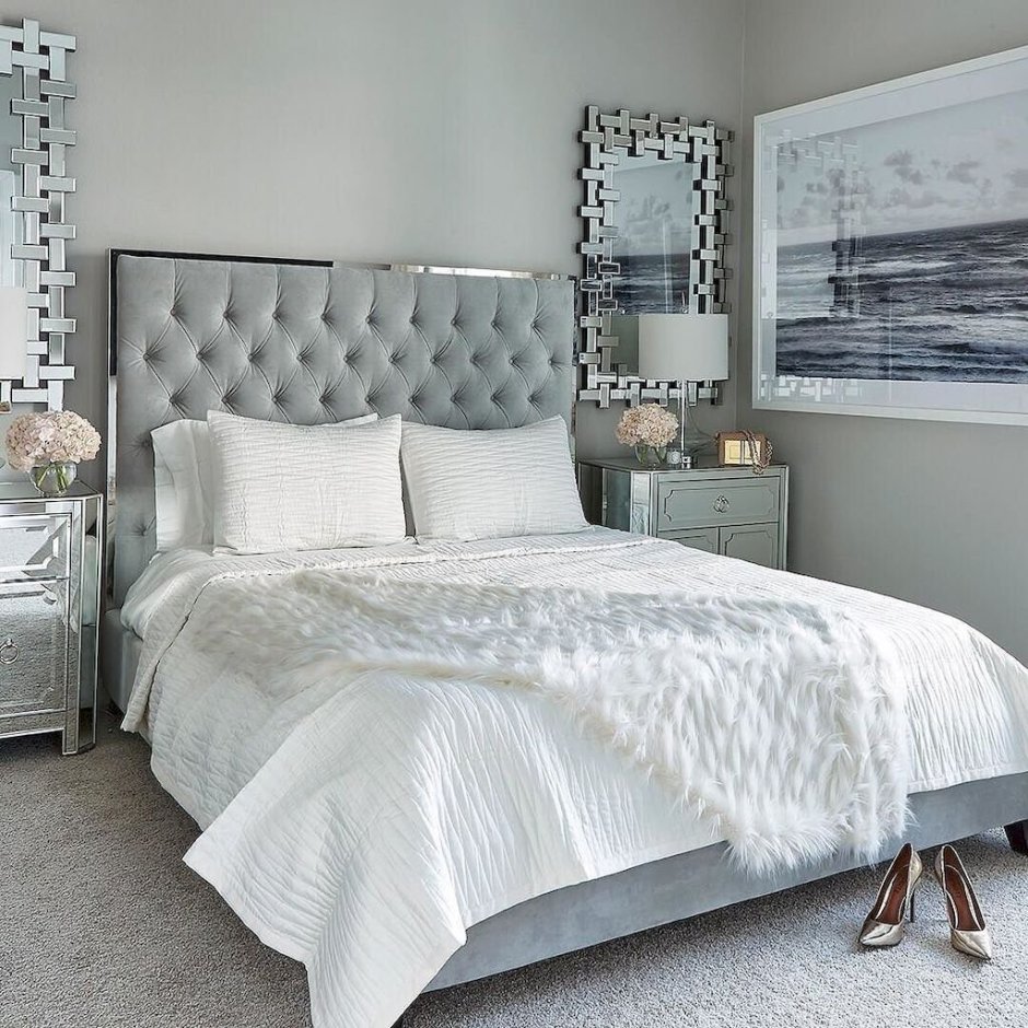 Светло серая кровать в интерьере