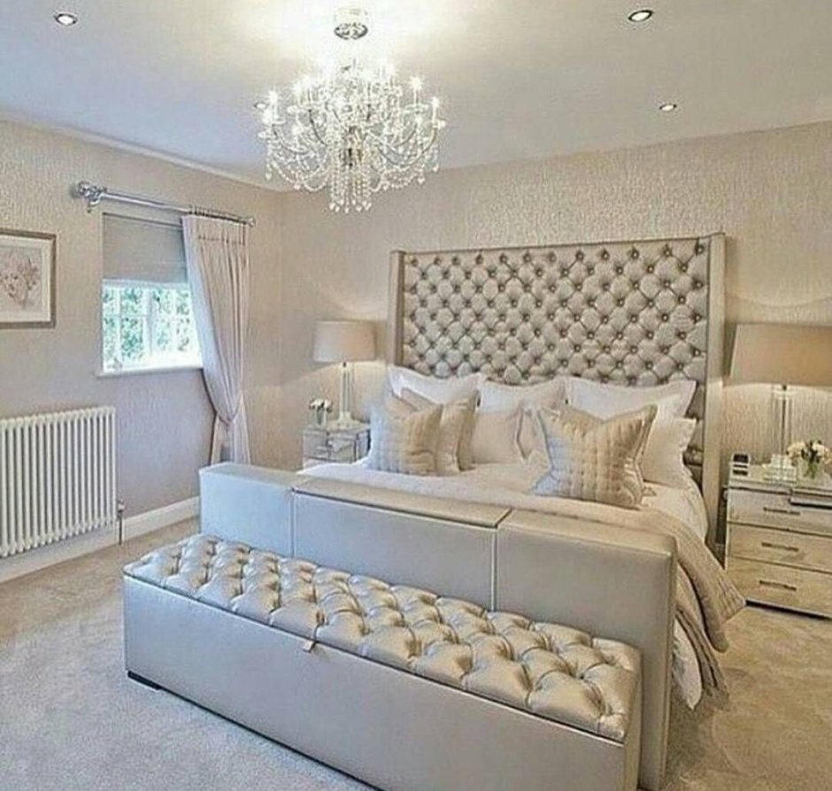 Спальня в бело-серебряных тонах