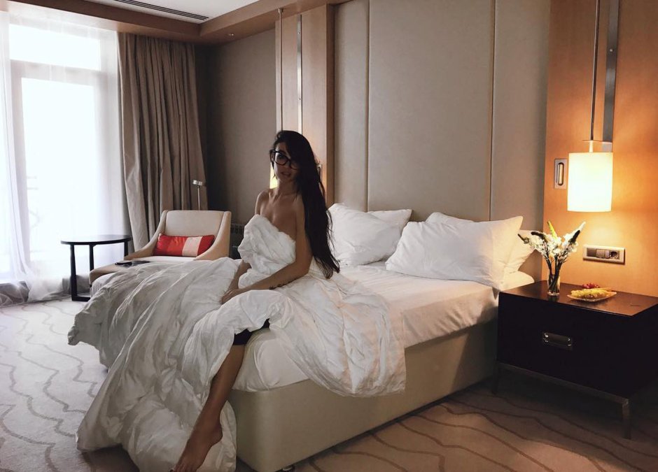 Кровать деревянная в Восточном стиле