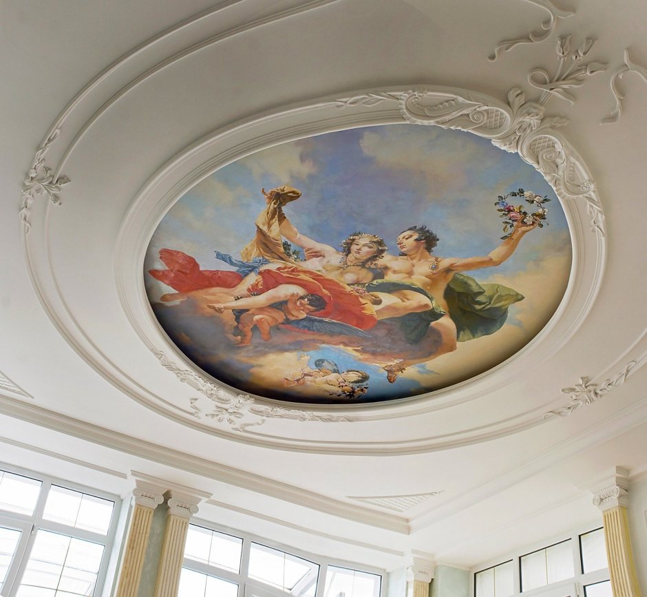 Натяжной потолок с лепниной