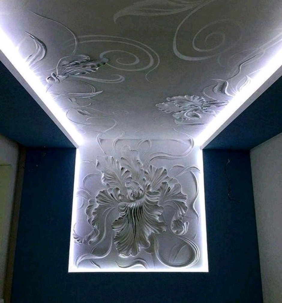Барельеф на потолке