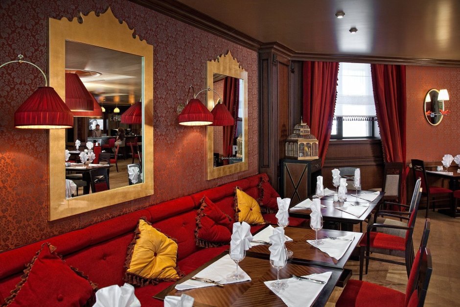 Кафе с красным интерьером