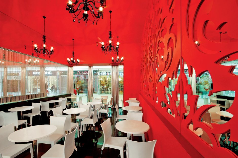 Яркий интерьер кафе