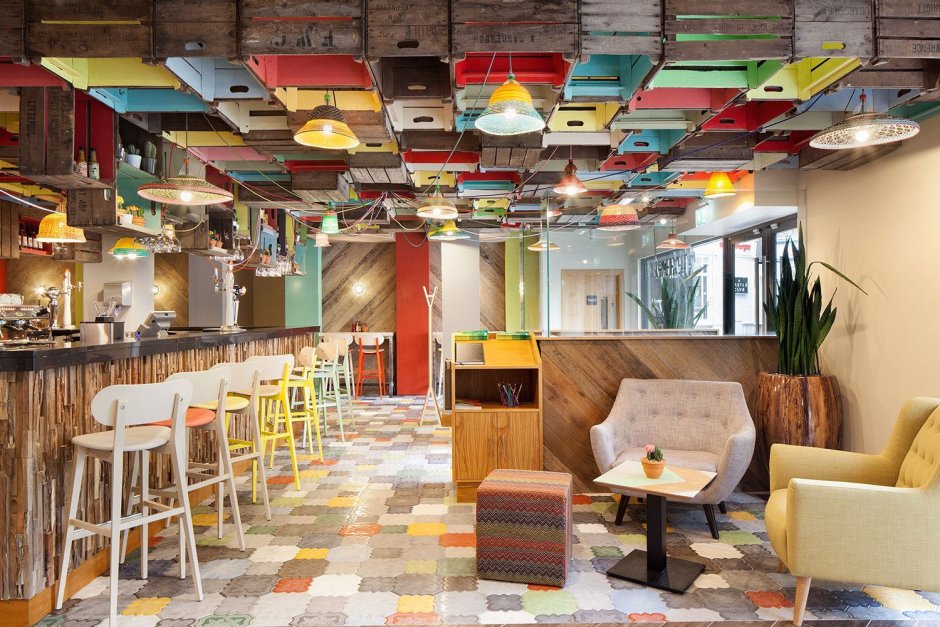 Яркая кофейня