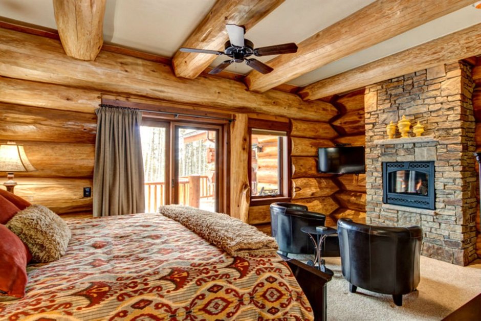 Дом из не оцелидрованого бревна интерьер