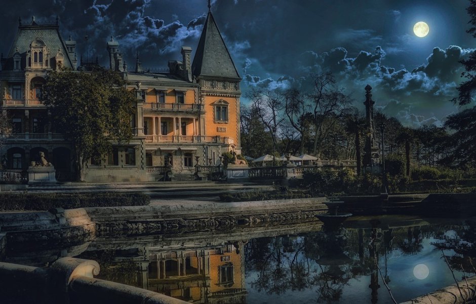 Массандровский дворец ночью