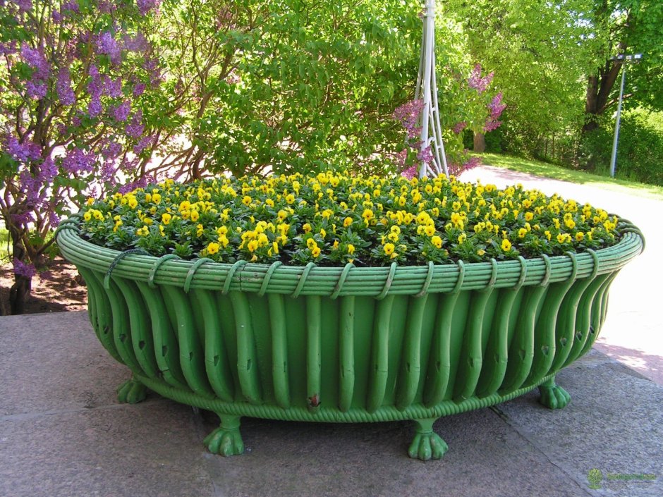 Садовые вазоны для цветов