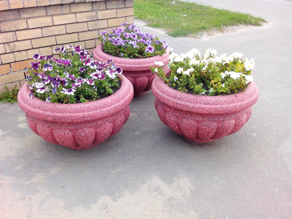 Клумбы в горшках уличные