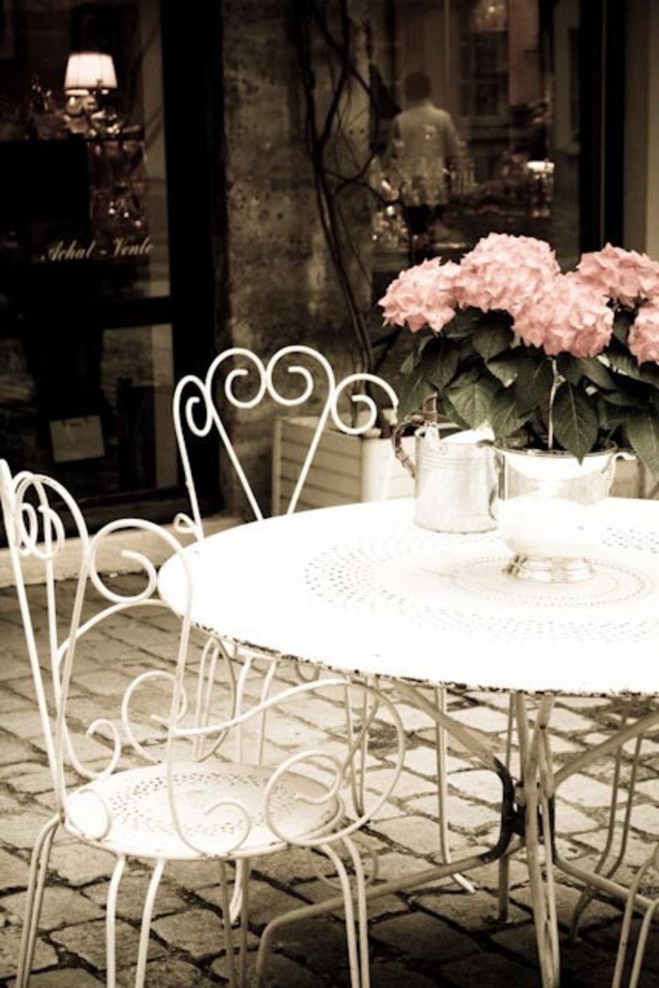 Столы для уличного кафе во французском стиле