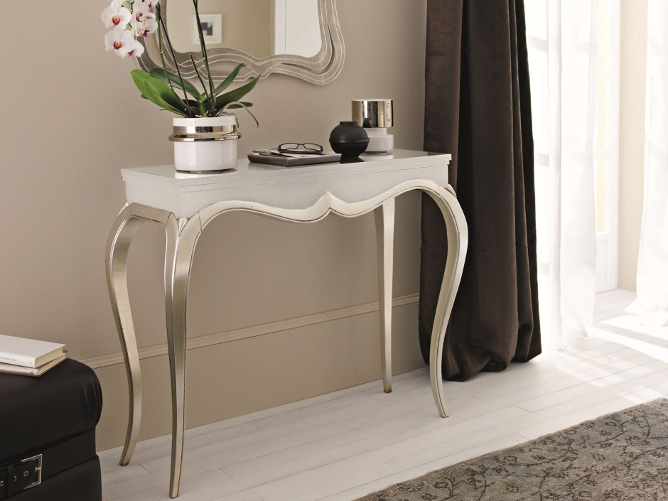 Столик консоль коричневый в интерьере с зеркалом