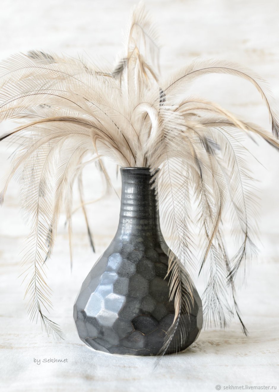 Ваза пузатая с узким горлышком