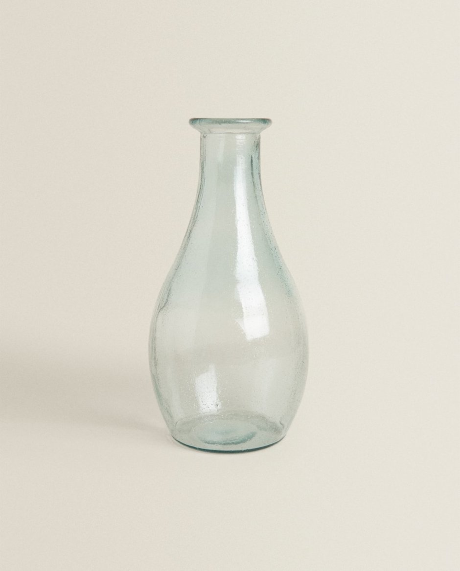 Стеклянная ваза с узким горлом