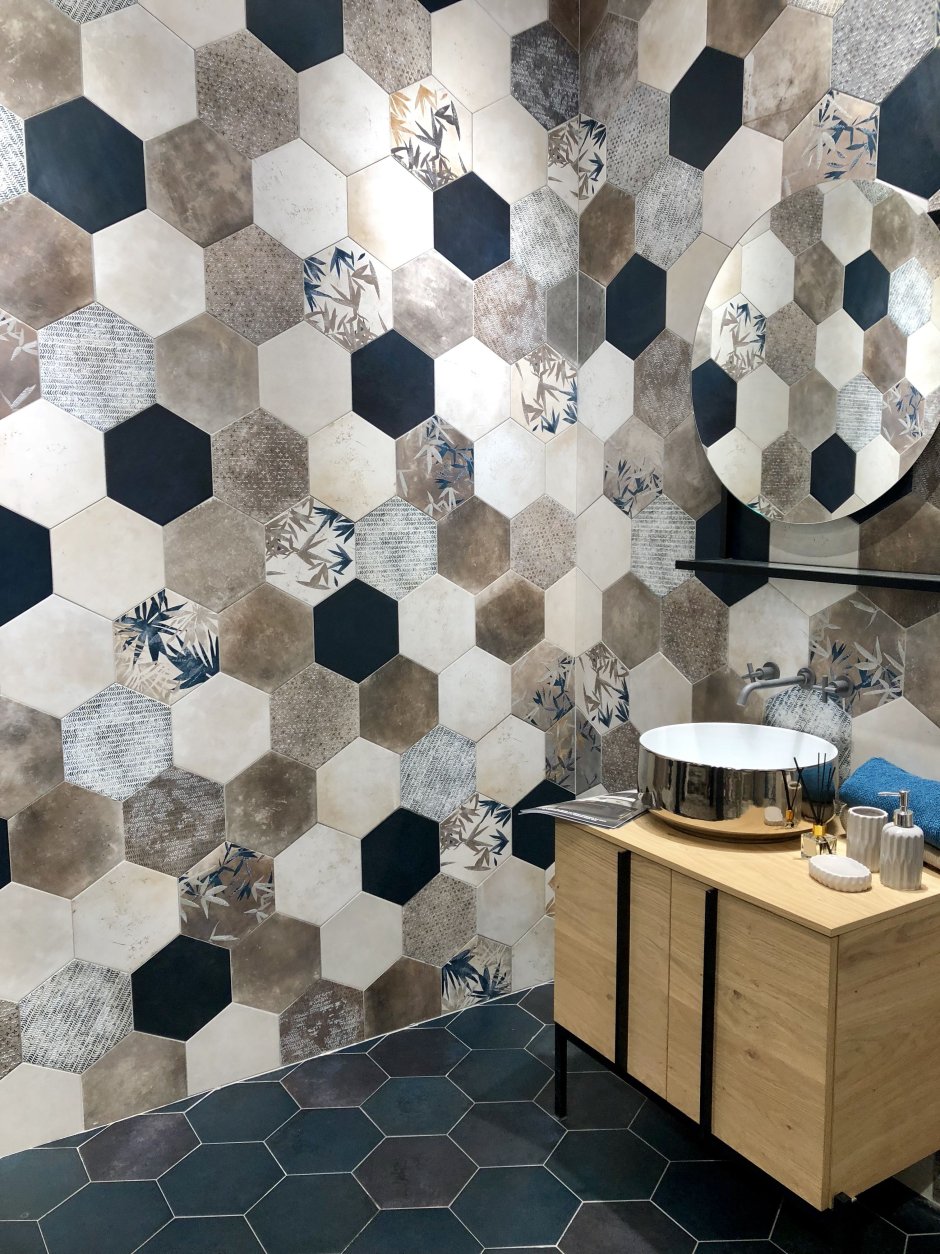 Черная плитка соты в ванной