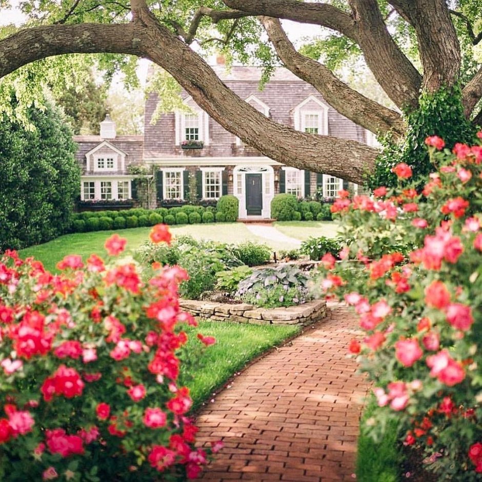 Красивый дом с садом