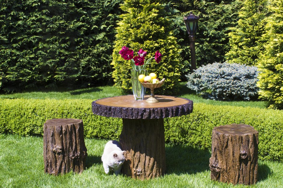 Пень на участке декор