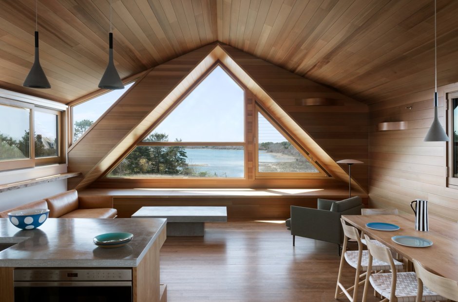 Треугольное окно на мансарде