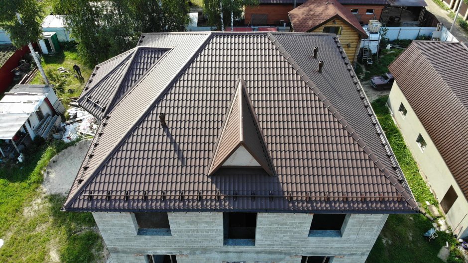 Вальмовая крыша с черепицей Каскад