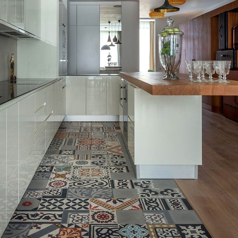 Плитка и ламинат на кухне