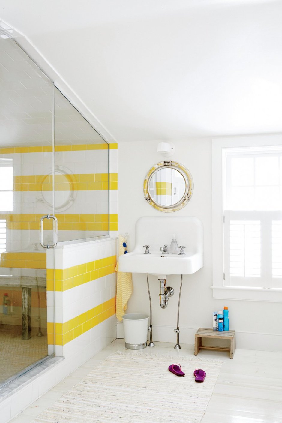 Желто белая ванная комната