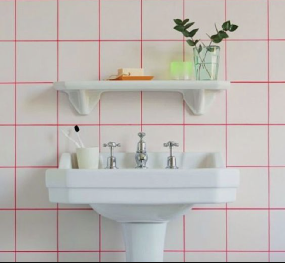 Белая плитка с цветной затиркой в ванной
