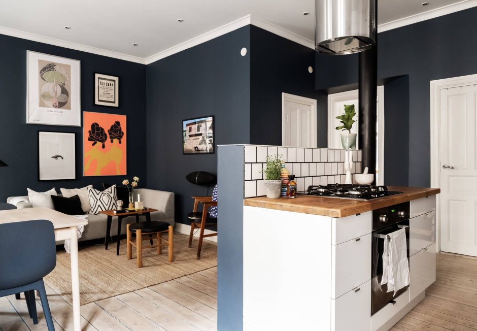 Акцентная на кухне гостиной